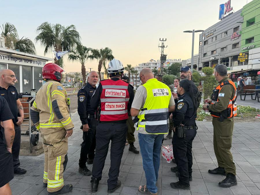 Soldados israelíes y personal de respuesta a emergencias laboran en la escena de un ataque con dron desde Yemen, en la ciudad turística de Eilat, en el sur de Israel, el 24 de septiembre de 2025. (Xinhua/Fuerzas de Defensa de Israel) 