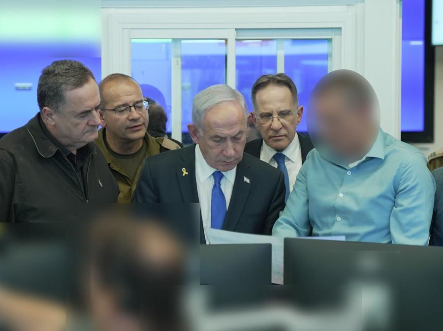 El primer ministro israelí, Benjamin Netanyahu (c), y el ministro de Defensa, Israel Katz (i), son vistos en un centro de mando, en Israel, el 9 de septiembre de 2025. (Xinhua/Agencia de Seguridad de Israel) 