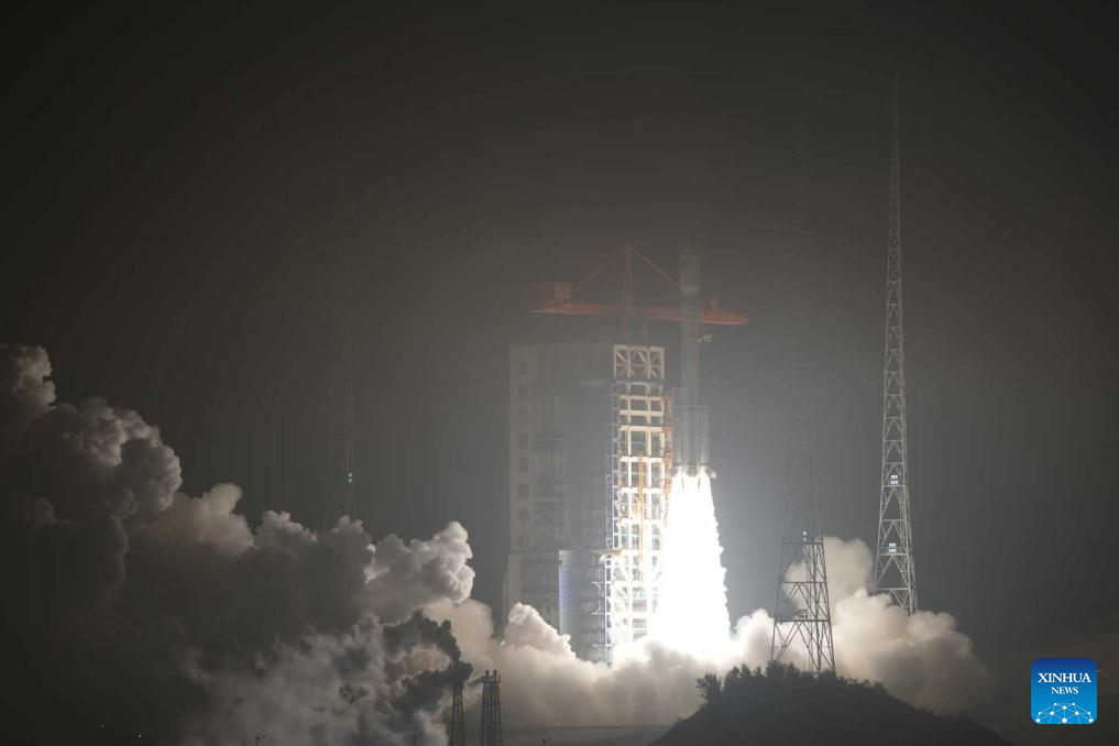 Un cohete portador Gran Marcha-6 modificado transportando un grupo de satélites de órbita terrestre baja despega del Centro de Lanzamiento de Satélites de Taiyuan, en la provincia de Shanxi, en el norte de China, el 27 de septiembre de 2025. China lanzó el sábado con éxito un nuevo grupo de satélites de órbita terrestre baja desde el Centro de Lanzamiento de Satélites de Taiyuan, en el norte de la provincia de Shanxi. El grupo de satélites, el undécimo de este tipo que constituirá una constelación de internet, fue lanzado a las 20:40 horas (hora de Beijing) a bordo de un cohete portador Gran Marcha-6 modificado. (Xinhua/Shang Yuhang)