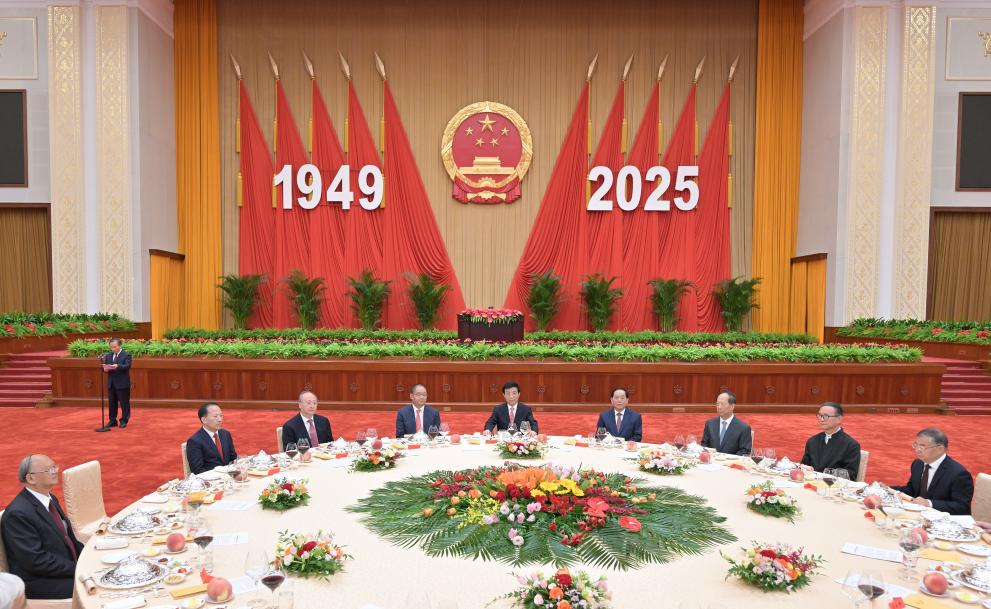  Wang Huning, miembro del Comité Permanente del Buró Político del Comité Central del Partido Comunista de China (PCCh) y presidente del Comité Nacional de la Conferencia Consultiva Política del Pueblo Chino (CCPPCh), asiste a una recepción para conmemorar el próximo 76º aniversario de la fundación de la República Popular China, en Beijing, capital de China, el 28 de septiembre de 2025. (Xinhua/Gao Jie)