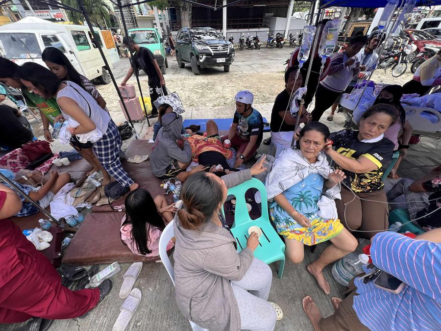 Víctimas llegan al Hospital Provincial de Cebú después de que un sismo de magnitud 6,9 sacudiera la provincia de Cebú, Filipinas, el 1 de octubre de 2025. (Xinhua/Str)