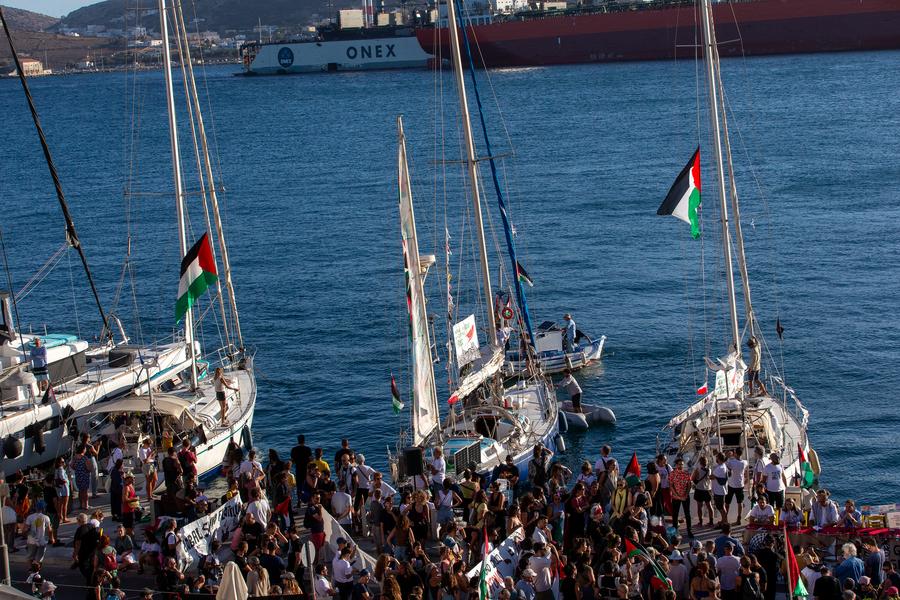 Imagen del 14 de septiembre de 2025 de las embarcaciones preparándose para zarpar de la isla de Siros, Grecia. (Xinhua/Marios Lolos)