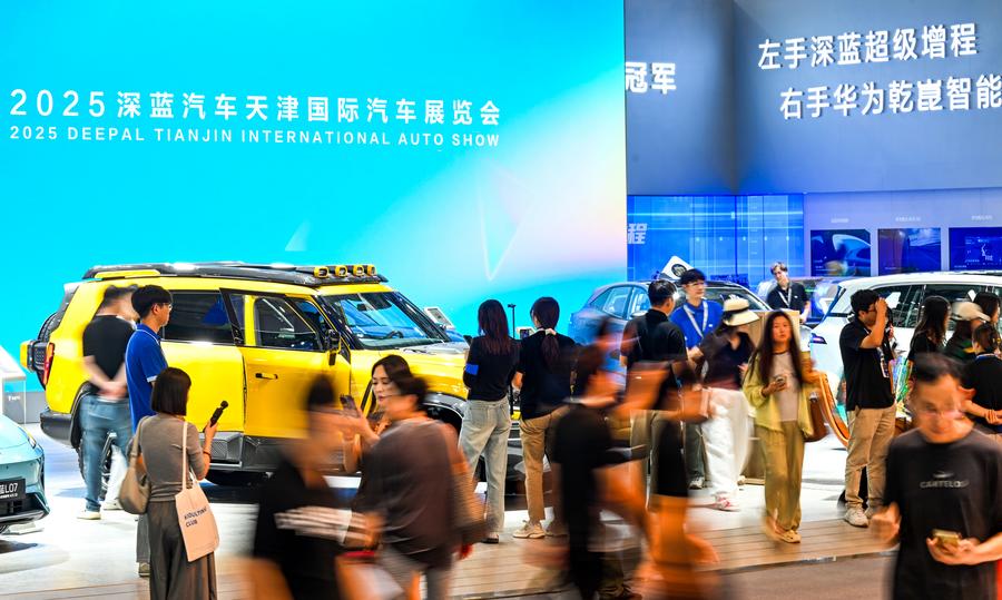 Visitantes del estand de Deepal durante el Salón del Automóvil de China 2025 en Tianjin, en el norte de China, el 30 de septiembre de 2025. (Xinhua/Zhao Zishuo)