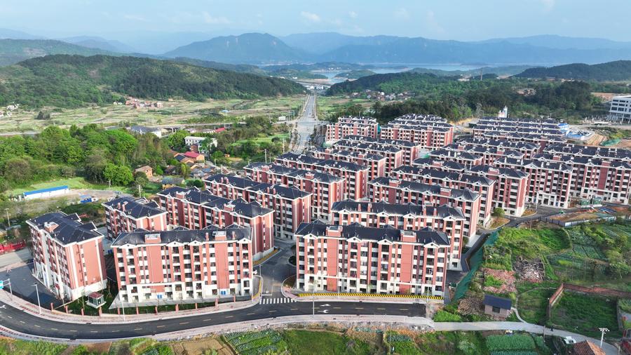 Panorámica aérea de un sitio de reasentamiento en el poblado de Xingning de la ciudad de Zixing, ubicada en la provincia central china de Hunan, el 10 de abril de 2025. (Xinhua/Chen Zhenhai)