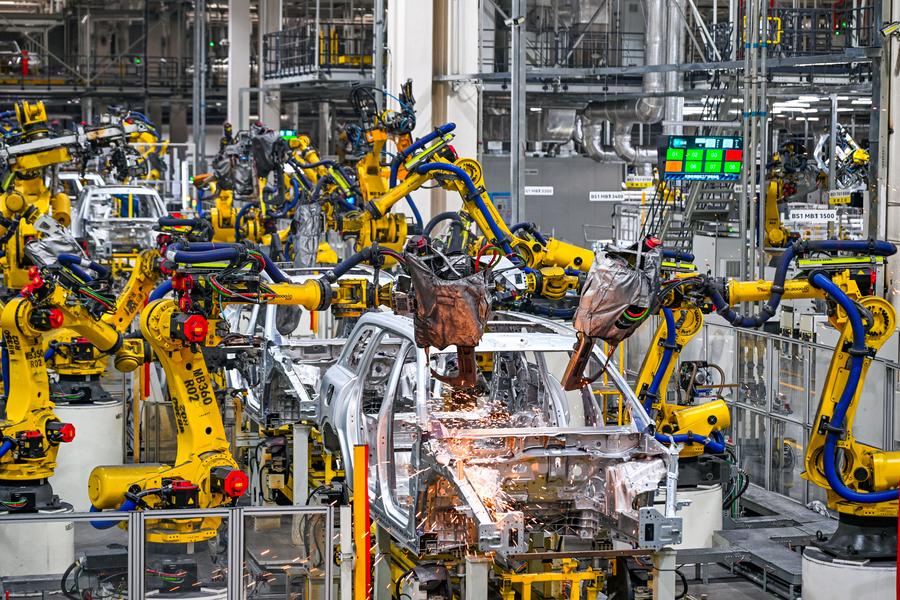 Vista parcial de una línea de montaje automatizada en la planta del fabricante chino de vehículos eléctricos Seres en la Nueva Área de Liangjiang, en la municipalidad de Chongqing, suroeste de China, el 19 de septiembre de 2025. (Xinhua/Wang Quanchao)