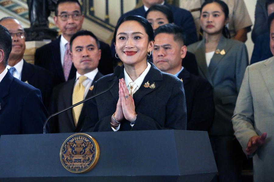 Paetongtarn Shinawatra (c) habla con la prensa en la sede del Gobierno, en Bangkok, capital de Tailandia, el 29 de agosto de 2025.  (Xinhua/Rachen Sageamsak)