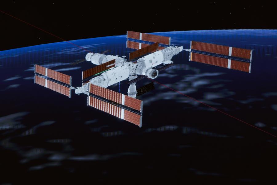 Esta imagen simulada, captada el 24 de abril de 2025 en el Centro de Control Aeroespacial de Beijing, muestra la nave espacial tripulada Shenzhou-20 acoplada con éxito al módulo central Tianhe de la estación espacial china. (Xinhua/Jin Liwang)