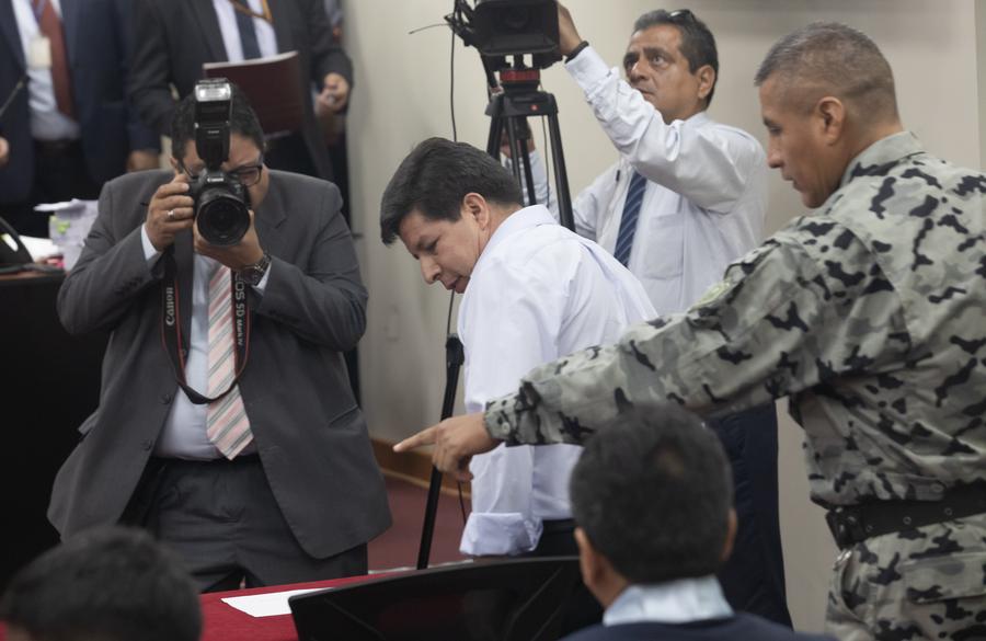 El expresidente peruano Pedro Castillo (c) llega a la sala de la corte para asistir a su juicio oral, en el centro penitenciario de Barbadillo, en Lima, capital de Perú, el 4 de marzo de 2025. (Xinhua/Mariana Bazo) 