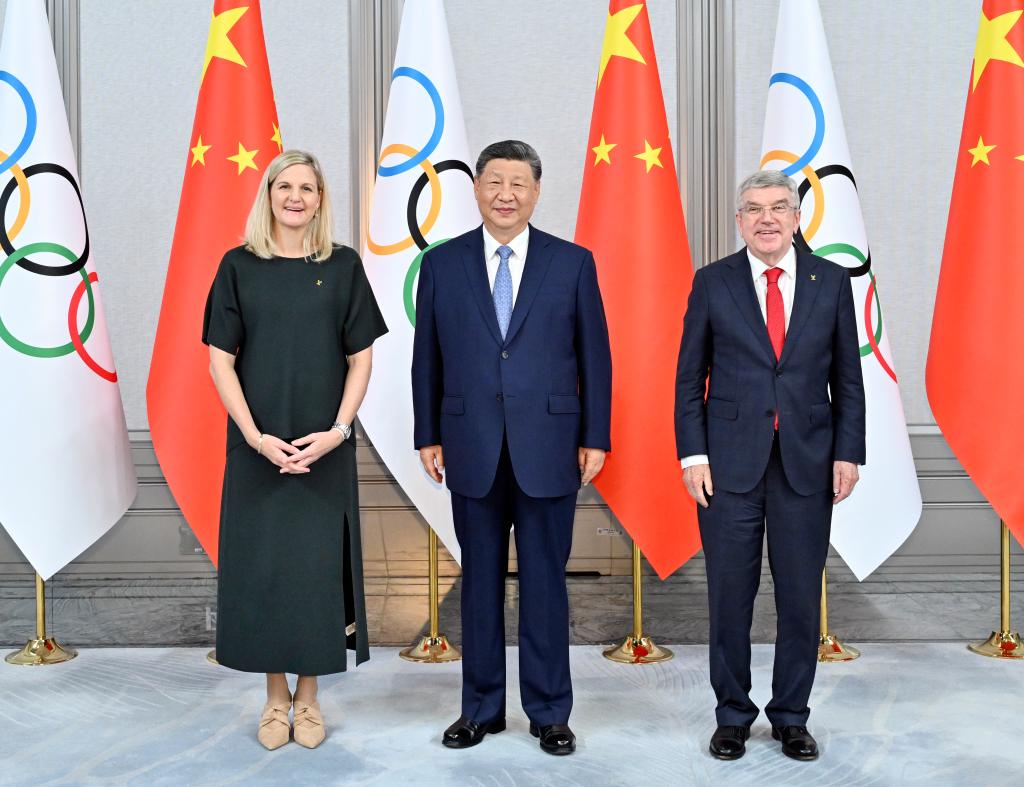 GUANGZHOU, 9 noviembre, 2025 (Xinhua) -- El presidente chino, Xi Jinping, se reúne con la presidenta del Comité Olímpico Internacional (COI), Kirsty Coventry, y el presidente honorario vitalicio de esta organización, Thomas Bach, en Guangzhou, capital de la provincia de Guangdong, en el sur de China. (Xinhua/Yin Bogu)