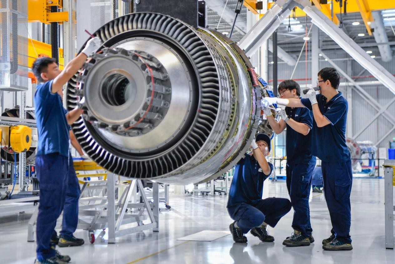 Ingenieros reparan un motor aeronáutico en un taller de Haikou Engine Service Co. en Haikou, provincia de Hainan, al sur de China. (Foto: Su Bikun)