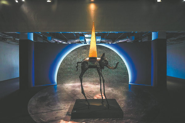 El surrealista universo Dalí conecta con un icónico espacio de Shanghai