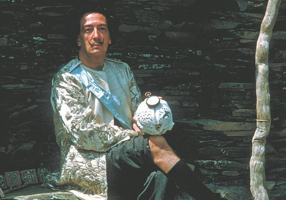 El surrealista universo Dalí conecta con un icónico espacio de Shanghai