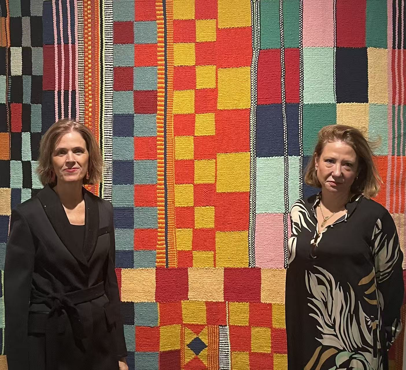 La coleccionista Natalia Yera (a la derecha) junto a la curadora Lucia Ybarra, durante la inauguración de la exposición “Encrucijadas: un encuentro entre artistas y coleccionistas de China y España” en el Today Art Museum, Beijing, 21 de noviembre del 2025. (Foto: YAC)