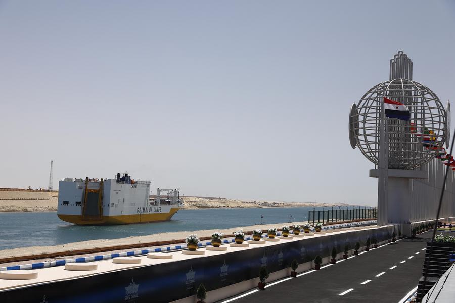Imagen del 16 de abril de 2025 de un barco navegando en el Canal de Suez, en la Gobernación de Ismailía, Egipto. (Xinhua/Ahmed Gomaa)