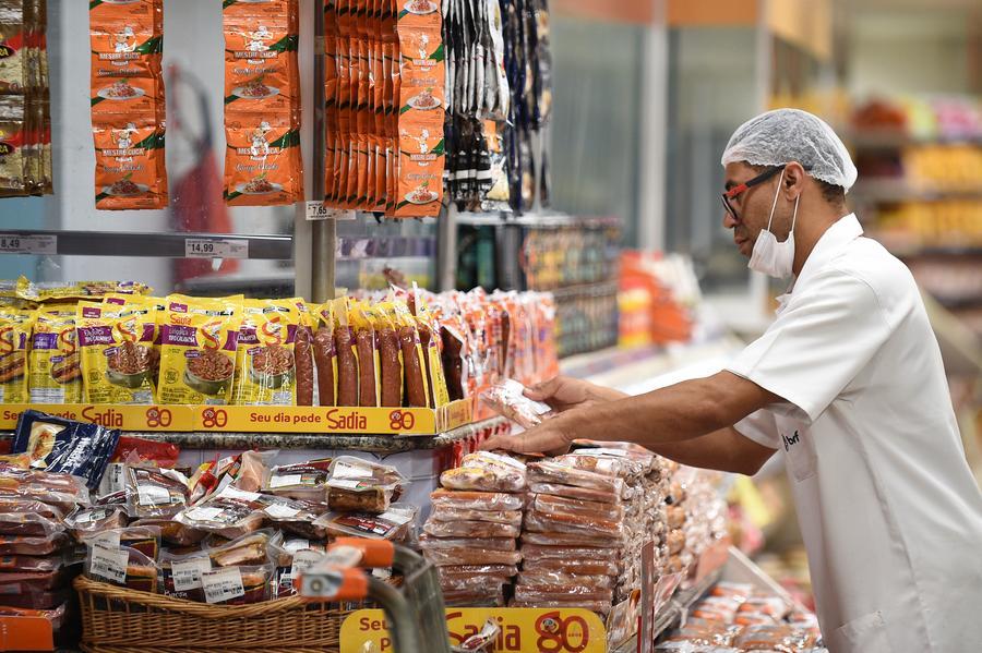 Un trabajador acomoda productos en un supermercado, en Brasilia, Brasil, el 10 de enero de 2025. (Xinhua/Lucio Tavora)