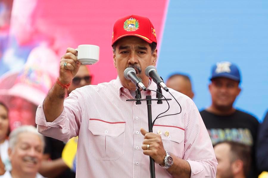 Imagen del 1 de diciembre de 2025 del presidente venezolano, Nicolás Maduro, hablando durante un acto con militantes del Partido Socialista Unido de Venezuela, en Caracas, Venezuela. (Xinhua/Str) 