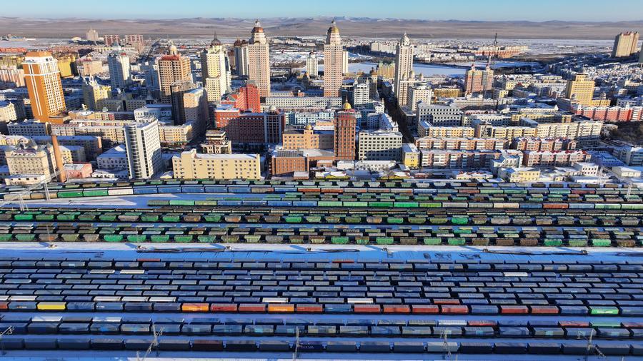 Panorámica aérea de varios trenes de carga China-Europa preparándose para salir de la estación ferroviaria de Manzhouli, en la ciudad del mismo nombre, en la región autónoma de Mongolia Interior, norte de China, el 10 de diciembre de 2025. (Xinhua/Huang Xu)