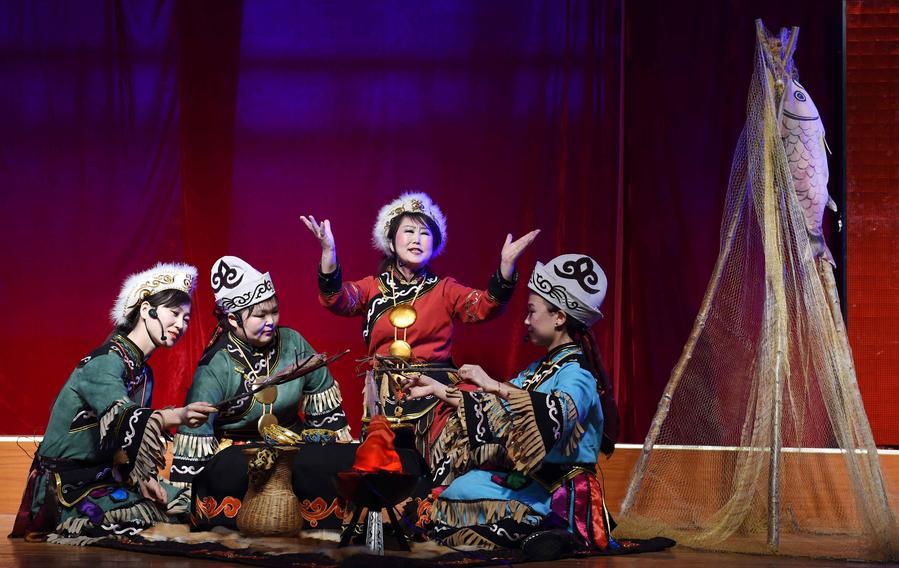 Artistas folklóricos interpretan el Yimakan, el arte narrativo del grupo étnico hezhen de China, en Harbin, capital de la provincia de Heilongjiang, en el noreste de China, el 30 de enero de 2015. (Xinhua/Wang Jianwei)