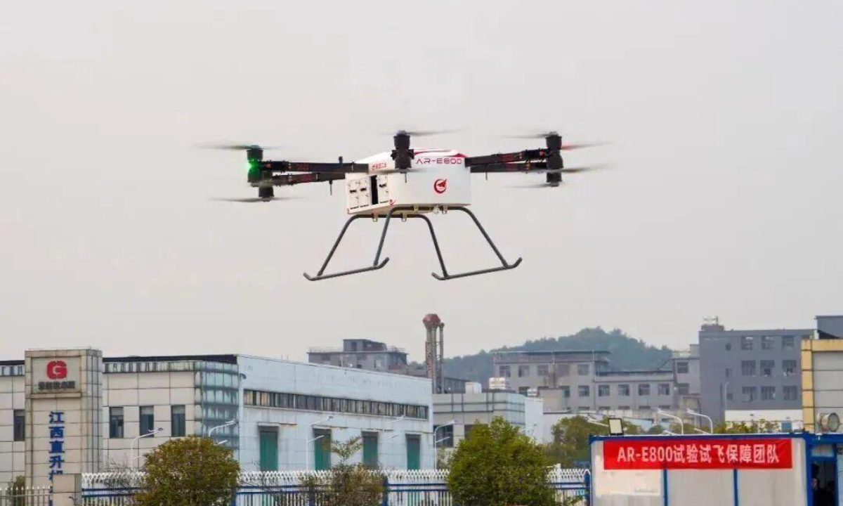 El AR-E800, el primer avión eléctrico de despegue y aterrizaje vertical (eVTOL) de carga pesada de 800 kg desarrollado en China, completó con éxito su vuelo inaugural en la ciudad de Jingdezhen, provincia de Jiangxi, este de China, el 10 de diciembre de 2025. Foto: Captura de pantalla de la cuenta de WeChat del Science and Technology Daily.