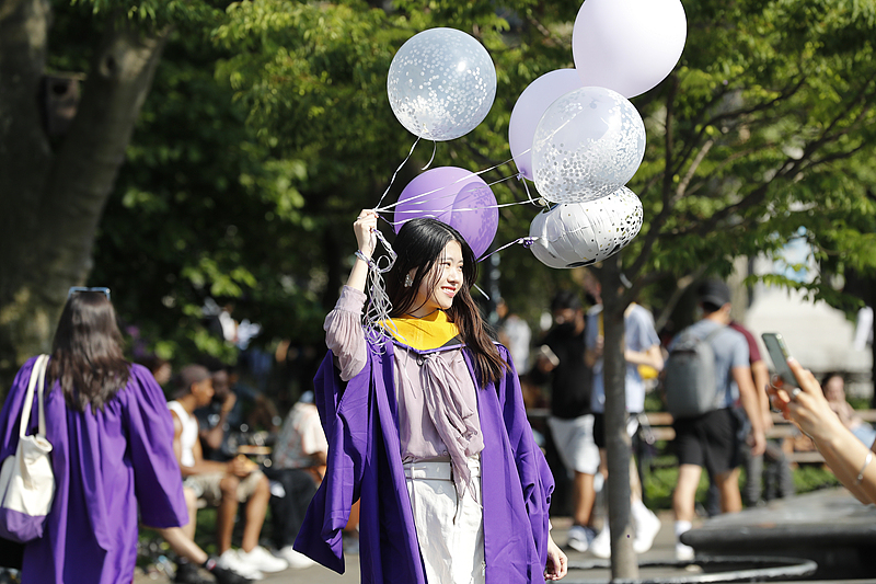 Estudiantes chinos celebran su graduación en Nueva York. (Foto: IC)