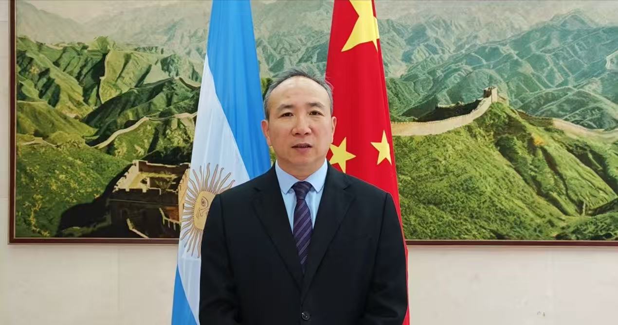 Wang Wei, embajador de China en Argentina, dio su intervención en línea en el "X Aniversario del Establecimiento del Centro de Estudios Argentinos y Congreso Internacional de Estudios Argentinos en China 2025", que se celebró en Beijing el 12 de diciembre. (Foto proporcionada)