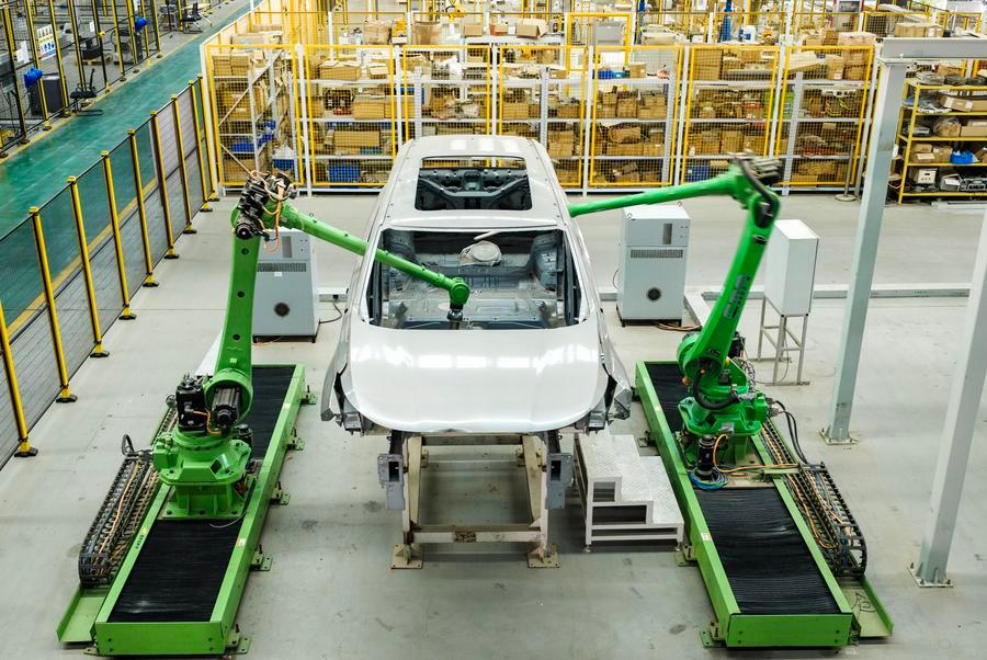 Un robot industrial ejecuta ensayos de ensamblaje de vehículos en un taller de pruebas de Efort Intelligent Robot Co., Ltd., en Wuhu, ciudad de la provincia oriental china de Anhui, el 21 de noviembre de 2025. (Xinhua/Zheng Xianlie)