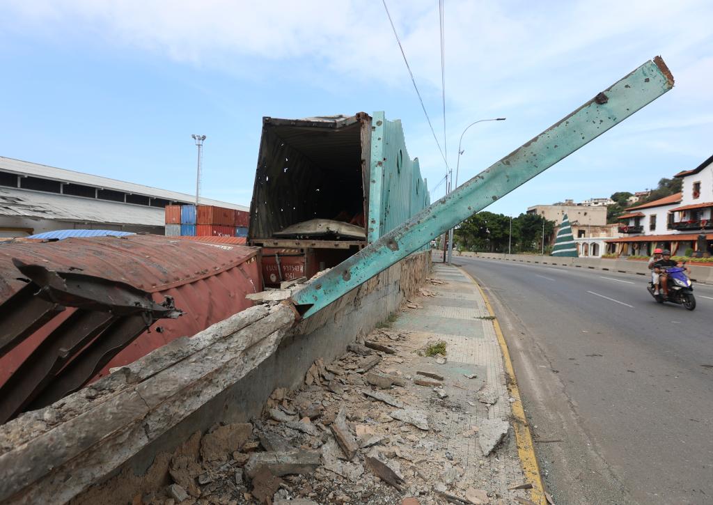 Instalaciones dañadas por un ataque aéreo estadounidense son vistas en el Puerto de La Guaira, en el estado La Guaira, Venezuela, el 3 de enero de 2026. Varios gobiernos latinoamericanos, de diferentes signos políticos, condenaron el sábado la agresión lanzada por Estados Unidos contra Venezuela y la captura del presidente venezolano, Nicolás Maduro, y de su esposa, Cilia Flores. (Xinhua/Str)