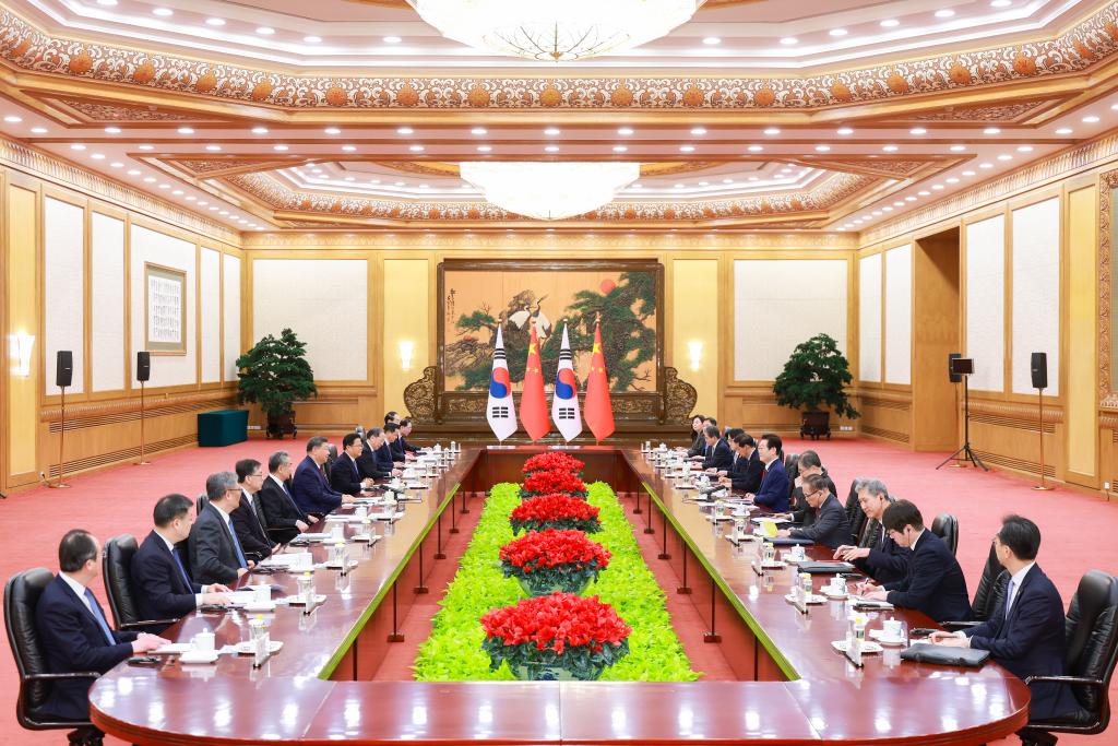 El presidente chino, Xi Jinping, sostiene conversaciones con el presidente de la República de Corea, Lee Jae Myung, quien se encuentra de visita de Estado a China, en el Gran Palacio del Pueblo, en Beijing, capital de China, el 5 de enero de 2026. (Xinhua/Liu Bin)