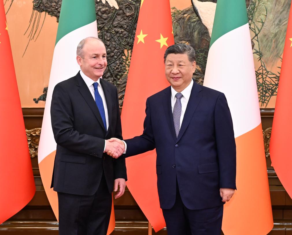 El presidente chino, Xi Jinping, se reúne con el Taoiseach de Irlanda, Micheal Martin, en el Gran Palacio del Pueblo, en Beijing, capital de China, el 5 de enero de 2026. (Xinhua/Li Xiang)