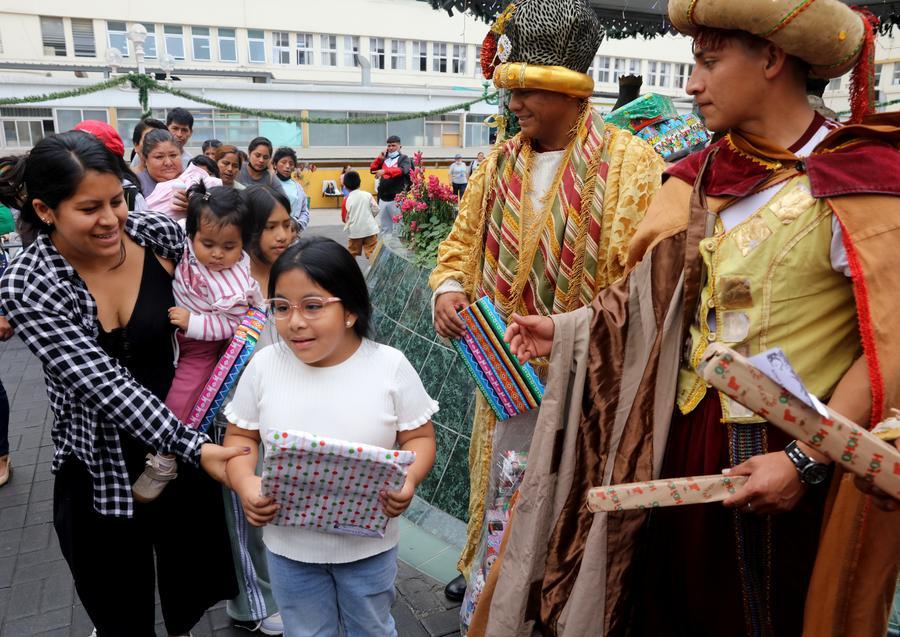 Reyes Magos traen alegría y esperanza a niños hospitalizados en Perú