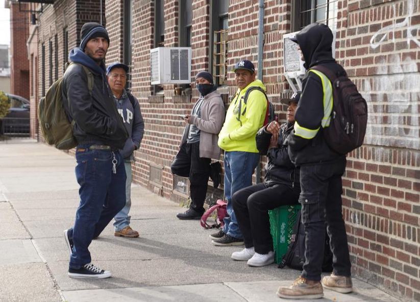 Crecimiento de empleo en EEUU se desacelera en diciembre y tasa de desempleo baja a 4,4 por ciento