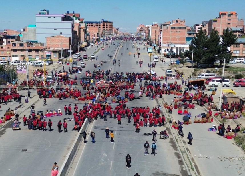 Bloqueos por eliminación de subsidios aíslan a ciudades bolivianas de La Paz y El Alto