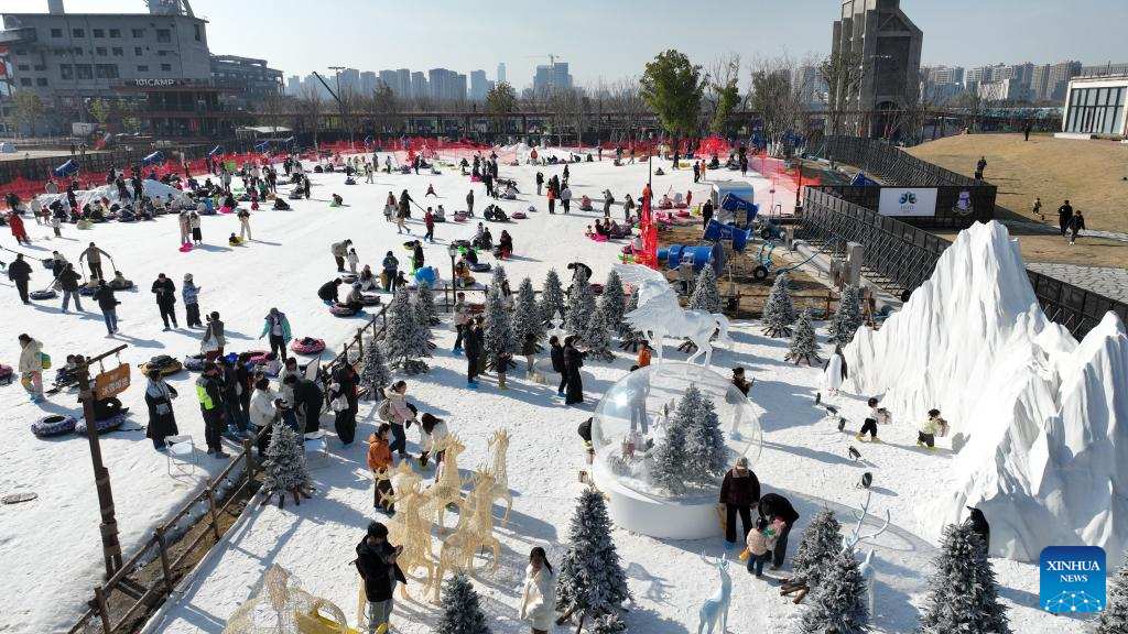  Imagen tomada con un dron el 9 de enero de 2026 de personas divirtiéndose en un carnaval de hielo y nieve, en Hangzhou, en la provincia de Zhejiang, en el este de China. Un carnaval de hielo y nieve comenzó el viernes en el parque siderúrgico del gran canal de Hangzhou, atrayendo a visitantes de toda la ciudad. (Xinhua/Weng Xinyang)