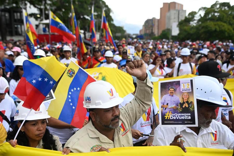 Venezolanos salen a las calles de Caracas para exigir liberación de Nicolás Maduro y Cilia Flores