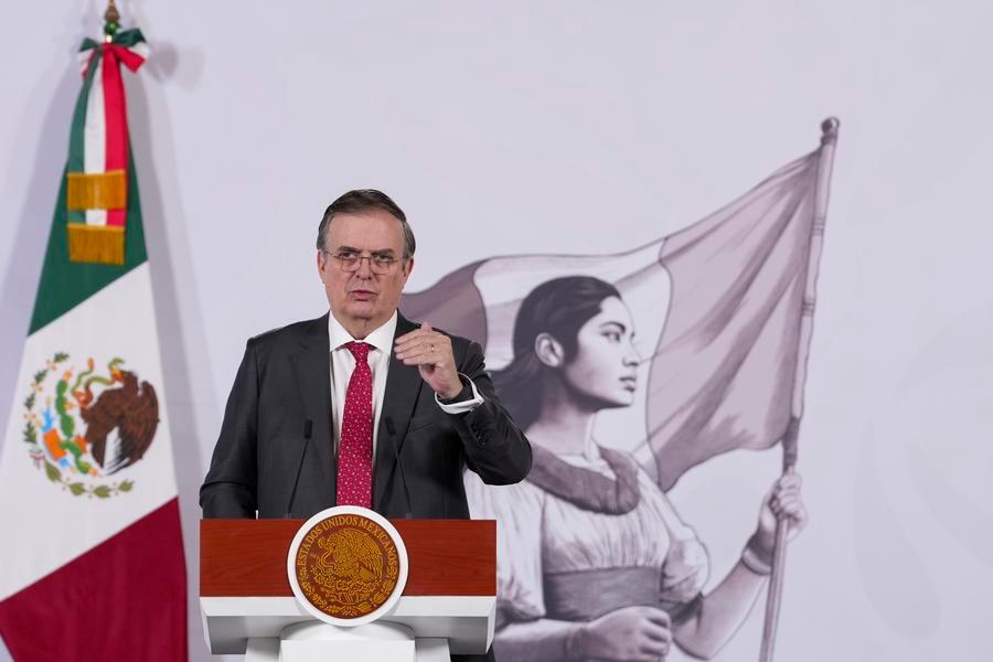 Imagen proveída por la Presidencia de México del secretario de Economía mexicano, Marcelo Ebrard, hablando durante la conferencia de prensa matutina de la presidenta mexicana, Claudia Sheinbaum, en Palacio Nacional, en la Ciudad de México, capital de México, el 15 de enero de 2026. (Xinhua/Presidencia de México)