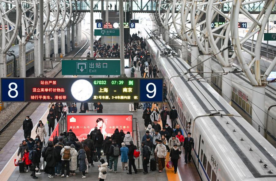 Pasajeros bajan de un tren en la Estación de Ferrocarriles de Nanjing, en Nanjing, capital de la provincia oriental china de Jiangsu, el 2 de febrero de 2026. (Xinhua/Yang Suping)