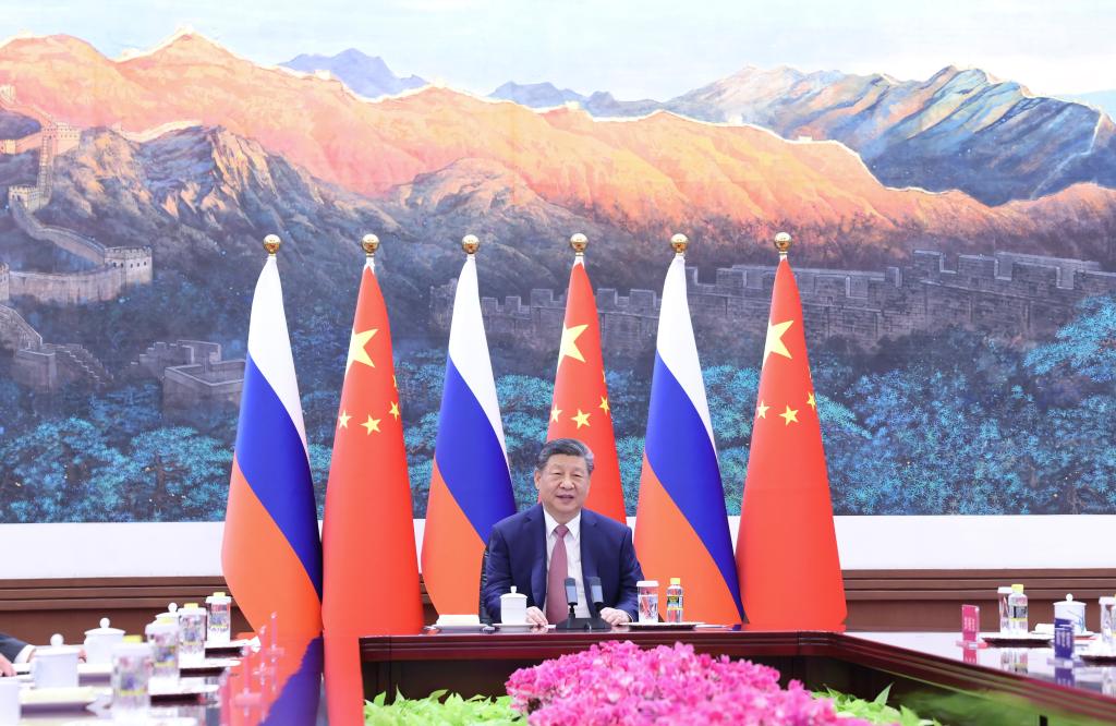 El presidente chino, Xi Jinping, sostiene una reunión virtual con el presidente ruso, Vladímir Putin, en el Gran Palacio del Pueblo, en Beijing, capital de China, el 4 de febrero de 2026. (Xinhua/Huang Jingwen) 