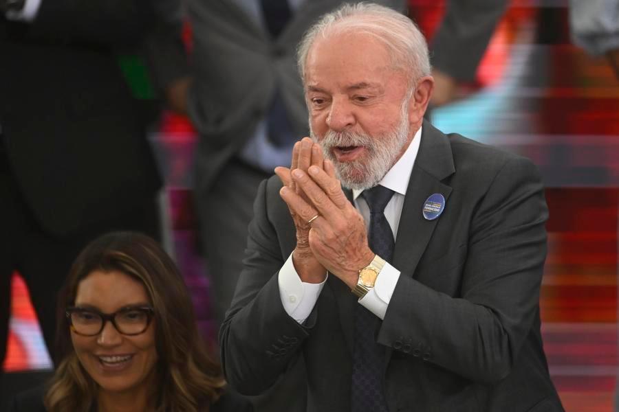 El presidente brasileño, Luiz Inácio Lula da Silva (d), reacciona junto a la primera dama brasileña, Rosangela da Silva (i), durante el lanzamiento del Pacto Nacional Brasil contra el Feminicidio en el Palacio de Planalto, en Brasilia, Brasil, el 4 de febrero de 2026. (Xinhua/Lucio Tavora)