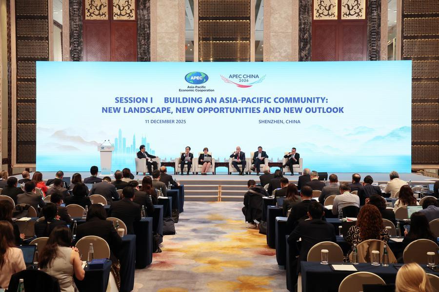 Imagen del 11 de diciembre de 2025 de invitados asistiendo a una sesión durante la Reunión Informal de Altos Representantes (ISOM, por sus siglas en inglés) del Foro de Cooperación Económica Asia-Pacífico (APEC, por sus siglas en inglés), en Shenzhen, en la provincia de Guangdong, en el sur de China. (Xinhua/Liang Xu) 