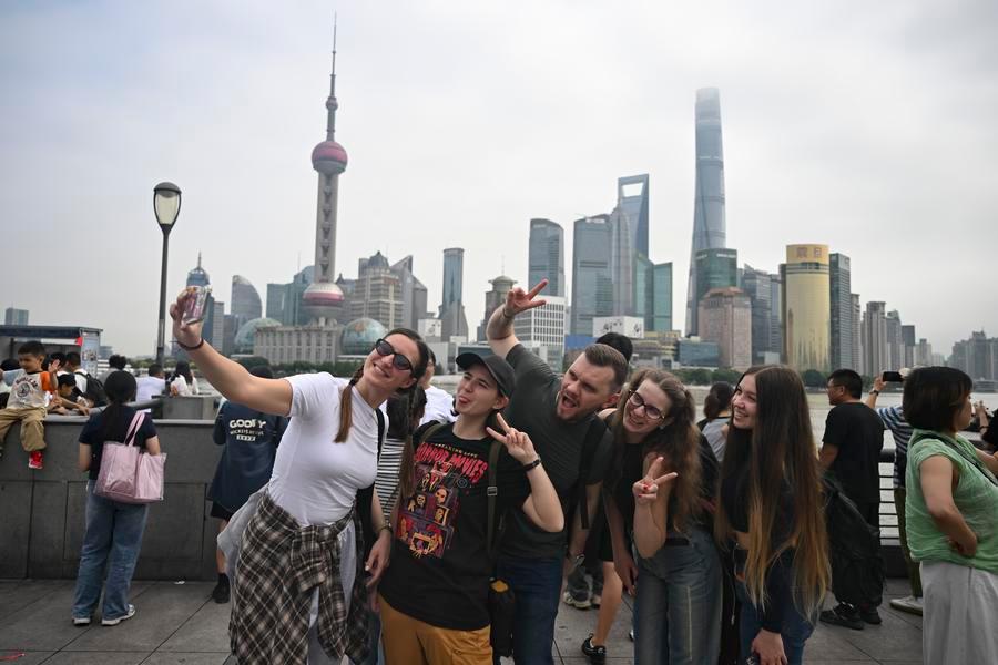 Turistas se toman fotografías en el área del Bund, en Shanghai, en el este de China, el 4 de octubre de 2025. (Xinhua/Chen Haoming) 