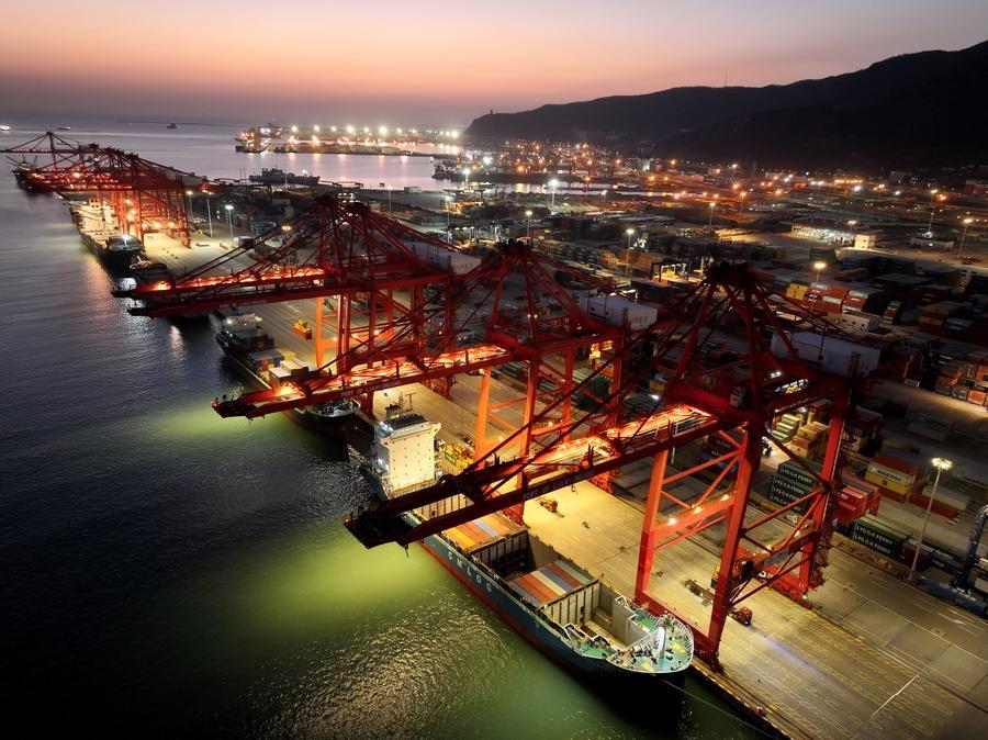 Vista aérea tomada con un dron el 8 de diciembre de 2025 de buques de carga, en el Puerto de Lianyungang, en Lianyungang, en la provincia de Jiangsu, en el este de China.  (Xinhua/Wang Chun) 