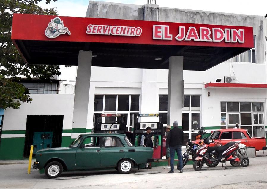 Imagen del 30 de enero de 2026 de personas esperando por combustible para sus vehículos en una gasolinera, en La Habana, capital de Cuba. (Xinhua/Joaquín Hernández) 