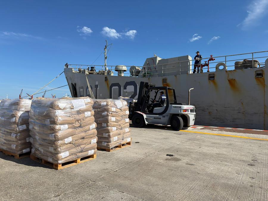 Elementos de la Secretaría de Marina cargan víveres en un buque de la Armada mexicana en el puerto de Veracruz, México, el 8 de febrero de 2026. (Xinhua/Secretaría de Relaciones Exteriores de México)