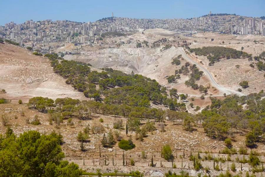 Imagen del 26 de agosto de 2025 del área E1 cerca del asentamiento israelí de Maale Adumim, en Cisjordania, con Jerusalén visto a la distancia. (Xinhua/Wang Zhuolun)