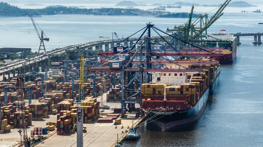 Vista aérea del 3 de abril de 2025 de la actividad naviera en un puerto, en Río de Janeiro, Brasil. (Xinhua/Wang Tiancong)