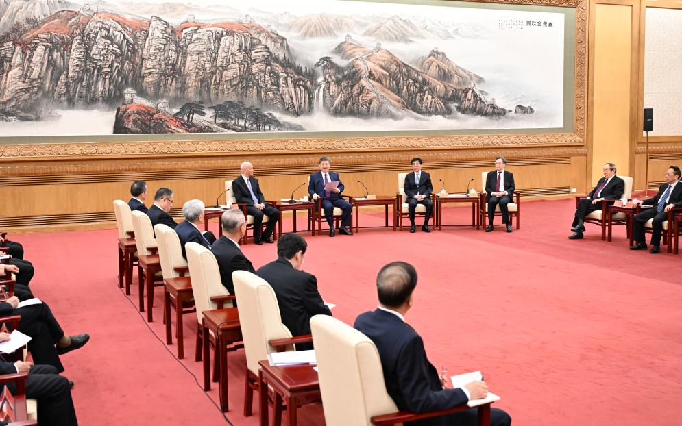 BEIJING, 11 febrero, 2026 (Xinhua) -- Xi Jinping, secretario general del Comité Central del Partido Comunista de China (PCCh), también presidente chino y presidente de la Comisión Militar Central, asiste a una reunión anual con personalidades que no pertenecen al PCCh en vísperas de la Fiesta de la Primavera, el Año Nuevo chino, en el Gran Palacio del Pueblo, en Beijing, capital de China, el 11 de febrero de 2026. Al evento también asistieron Wang Huning, presidente del Comité Nacional de la Conferencia Consultiva Política del Pueblo Chino, Cai Qi, director de la Oficina General del Comité Central del PCCh, y el vice primer ministro Ding Xuexiang. Wang, Cai y Ding también son miembros del Comité Permanente del Buró Político del Comité Central del PCCh. (Xinhua/Li Xiang)