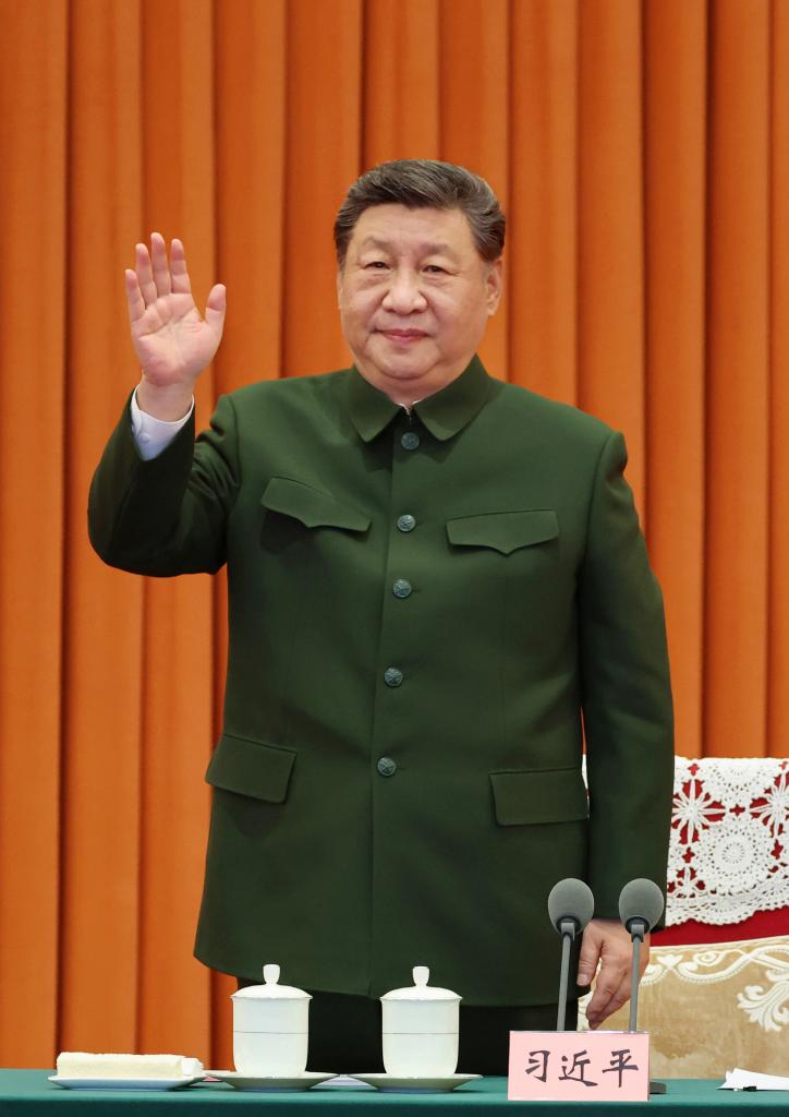 BEIJING, 11 febrero, 2026 (Xinhua) -- El presidente chino, Xi Jinping, también secretario general del Comité Central del Partido Comunista de China (PCCh) y presidente de la Comisión Militar Central (CMC), saluda al personal en servicio a través de un enlace de video, el 10 de febrero de 2026. Xi examinó el martes la preparación para el combate de las fuerzas armadas y las operaciones en curso, y extendió sus saludos por la Fiesta de la Primavera a todo el personal militar del país, a través de un enlace de video desde Beijing. Xi expresó sus sinceros saludos al personal en servicio del Ejército Popular de Liberación de China y la Fuerza de Policía Armada Popular, al personal civil destinado al Ejército y a miembros de las fuerzas de reserva y la milicia, en nombre del Comité Central del PCCh y de la CMC. (Xinhua/Li Gang)