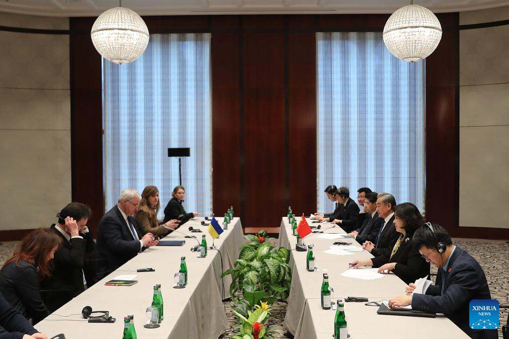 El ministro de Relaciones Exteriores chino, Wang Yi, también miembro del Buró Político del Comité Central del Partido Comunista de China, se reúne con el ministro de Relaciones Exteriores ucraniano, Andrii Sybiha, al margen de la Conferencia de Seguridad de Múnich, en Múnich, Alemania, el 13 de febrero de 2026. (Xinhua/Du Zheyu)