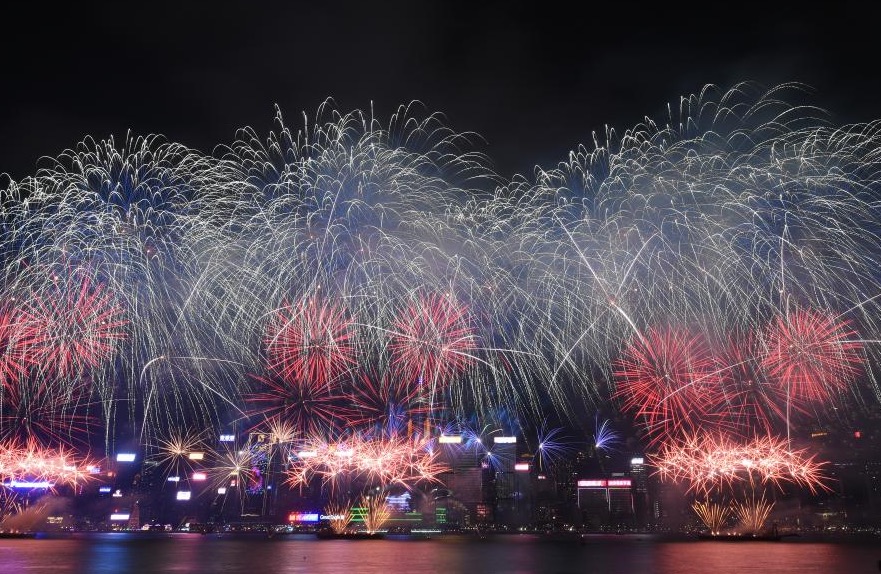 Espectáculo de fuegos artificiales se lleva a cabo en Hong Kong