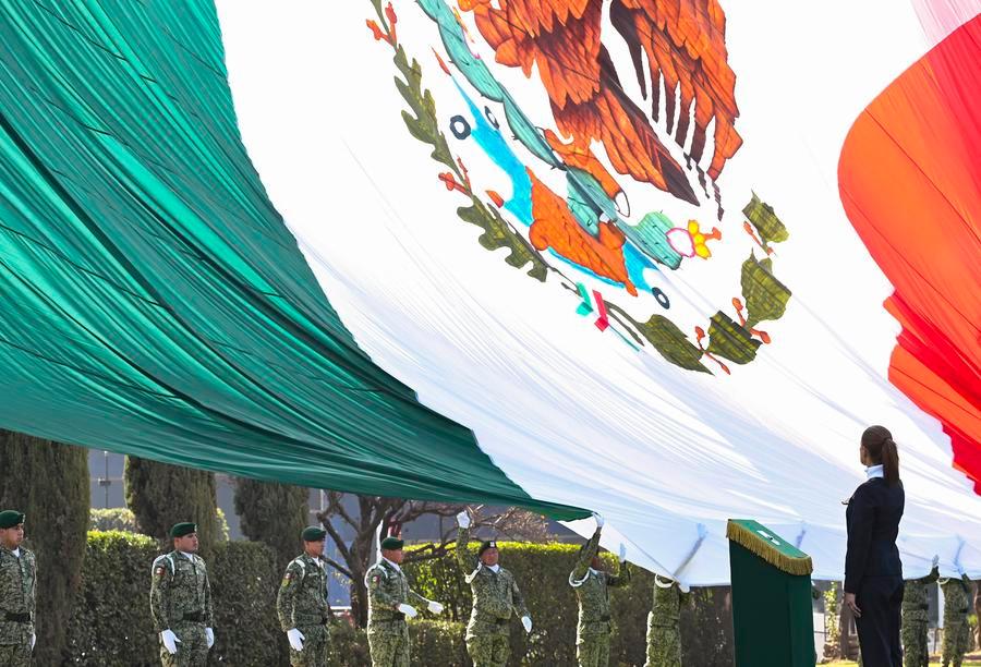 Imagen proveída por la Presidencia de México de la presidenta mexicana, Claudia Sheinbaum (d), participando en la ceremonia conmemorativa por el Día de la Bandera en el Campo Deportivo Militar Marte, en la Ciudad de México, capital de México, el 24 de febrero de 2026. (Xinhua/Presidencia de México)